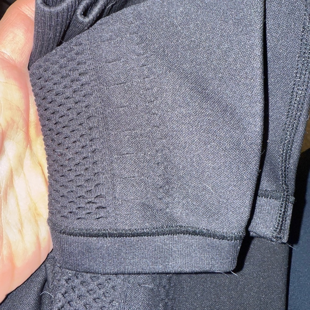 ALO Black Seamless High-Waist 7/8 Open Air Legging
Size XXs NWOT - Picture 6 of 10